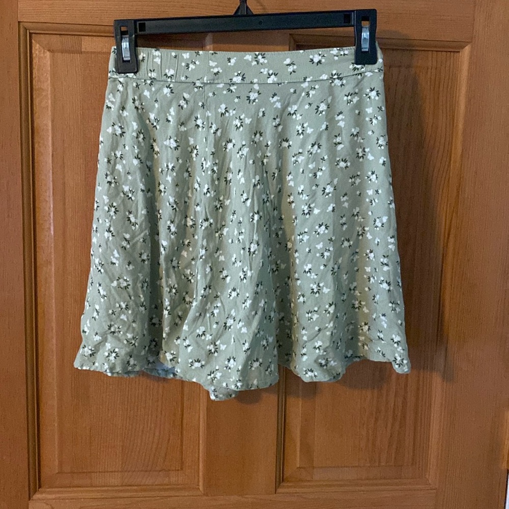 Hollister XS Extra Small Green with white flowers flowy skirt